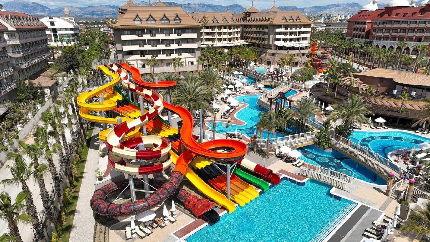 Royal Dragon Hotel Side Exterior photo