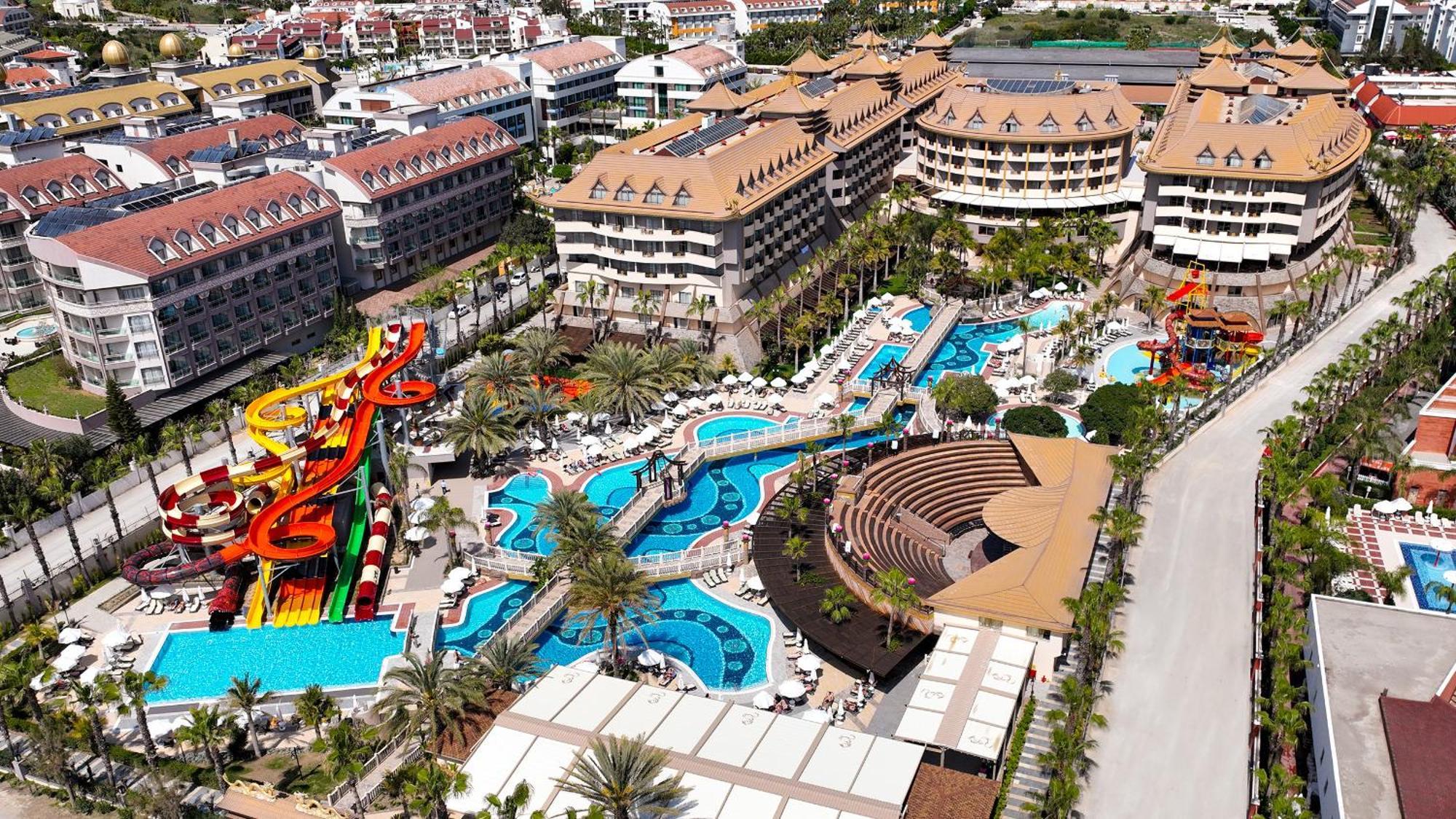 Royal Dragon Hotel Side Exterior photo